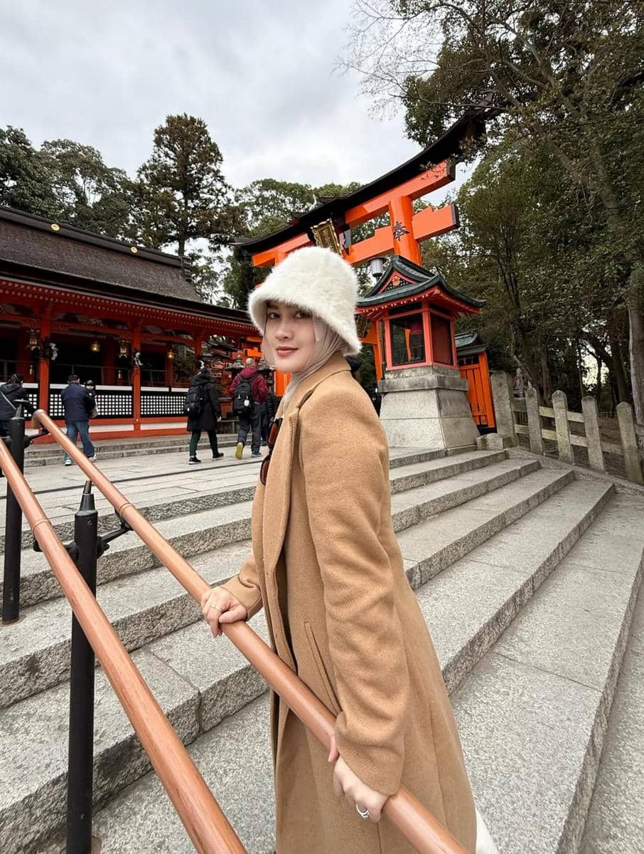 Henny Rahman dan Alvin Faiz jalan-jalan di Kyoto.