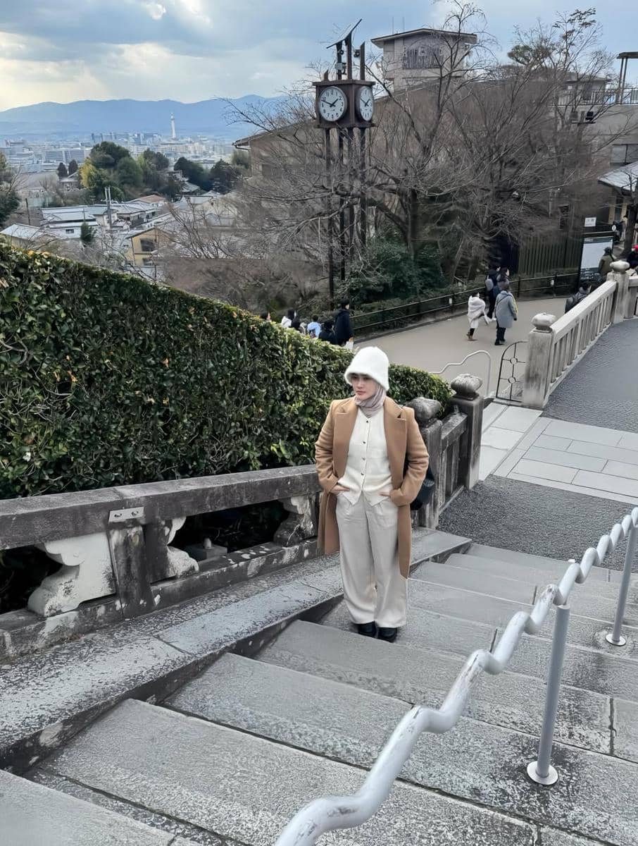 Henny Rahman dan Alvin Faiz jalan-jalan di Kyoto.