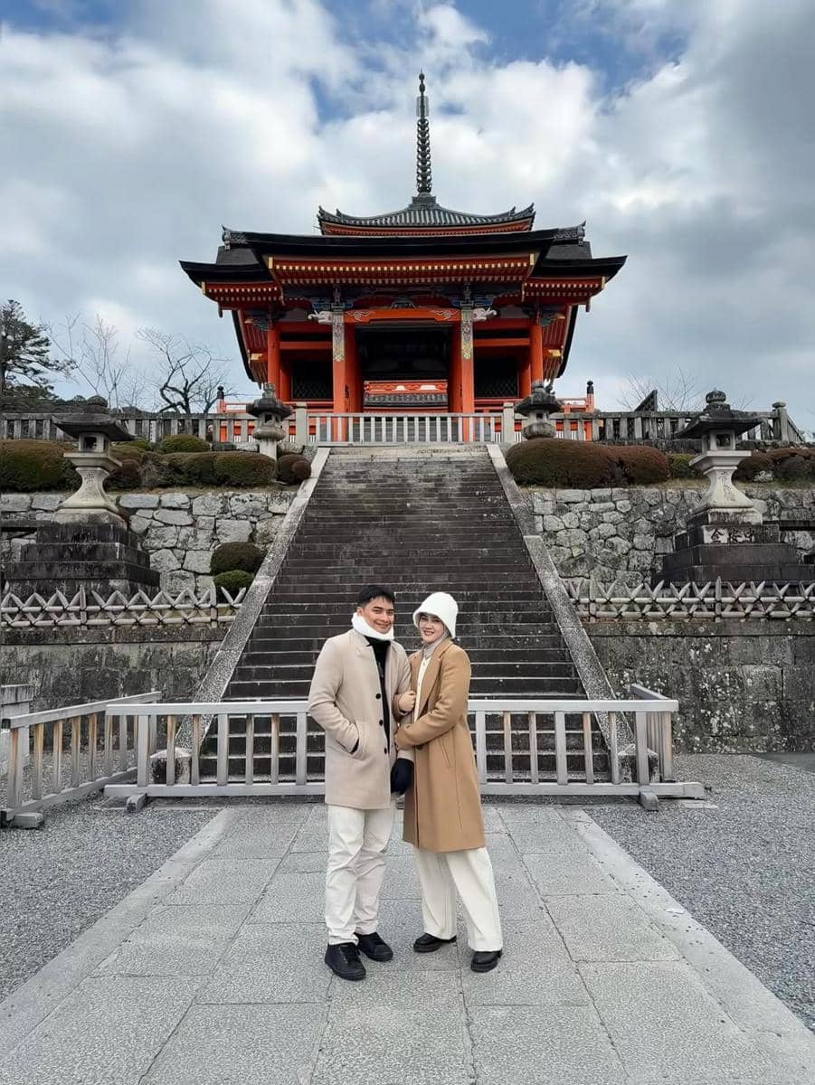 Henny Rahman dan Alvin Faiz jalan-jalan di Kyoto.
