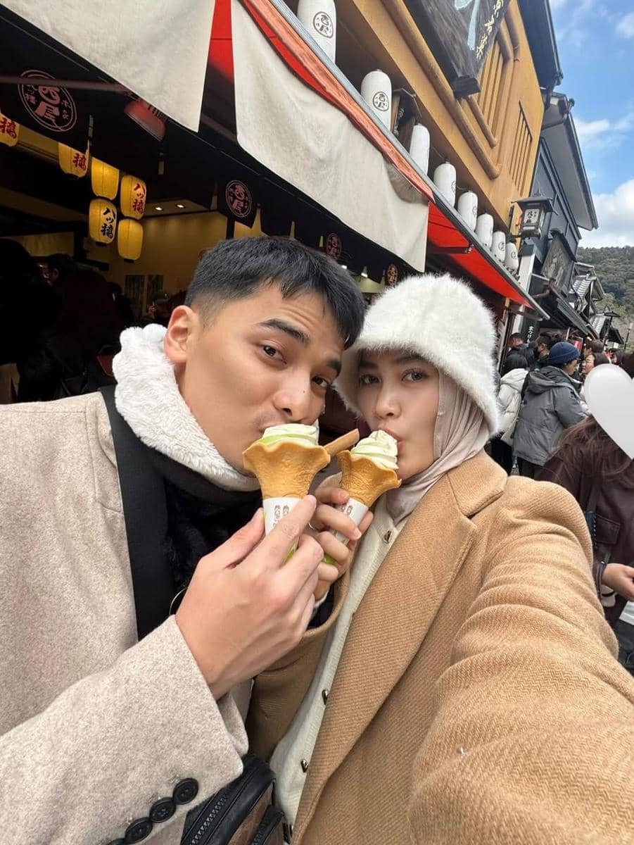 Henny Rahman dan Alvin Faiz jalan-jalan di Kyoto.