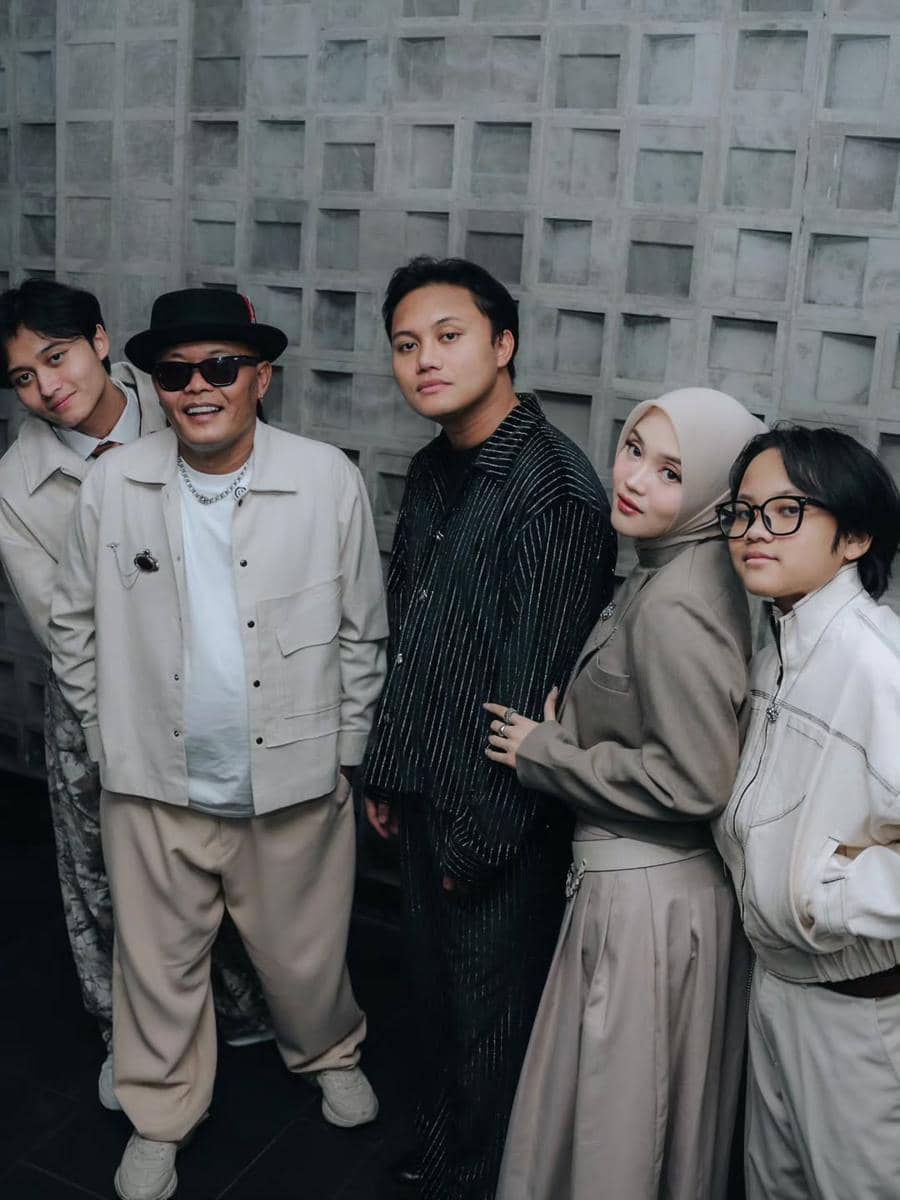 Penampilan Putri Delina di konser Mahalini