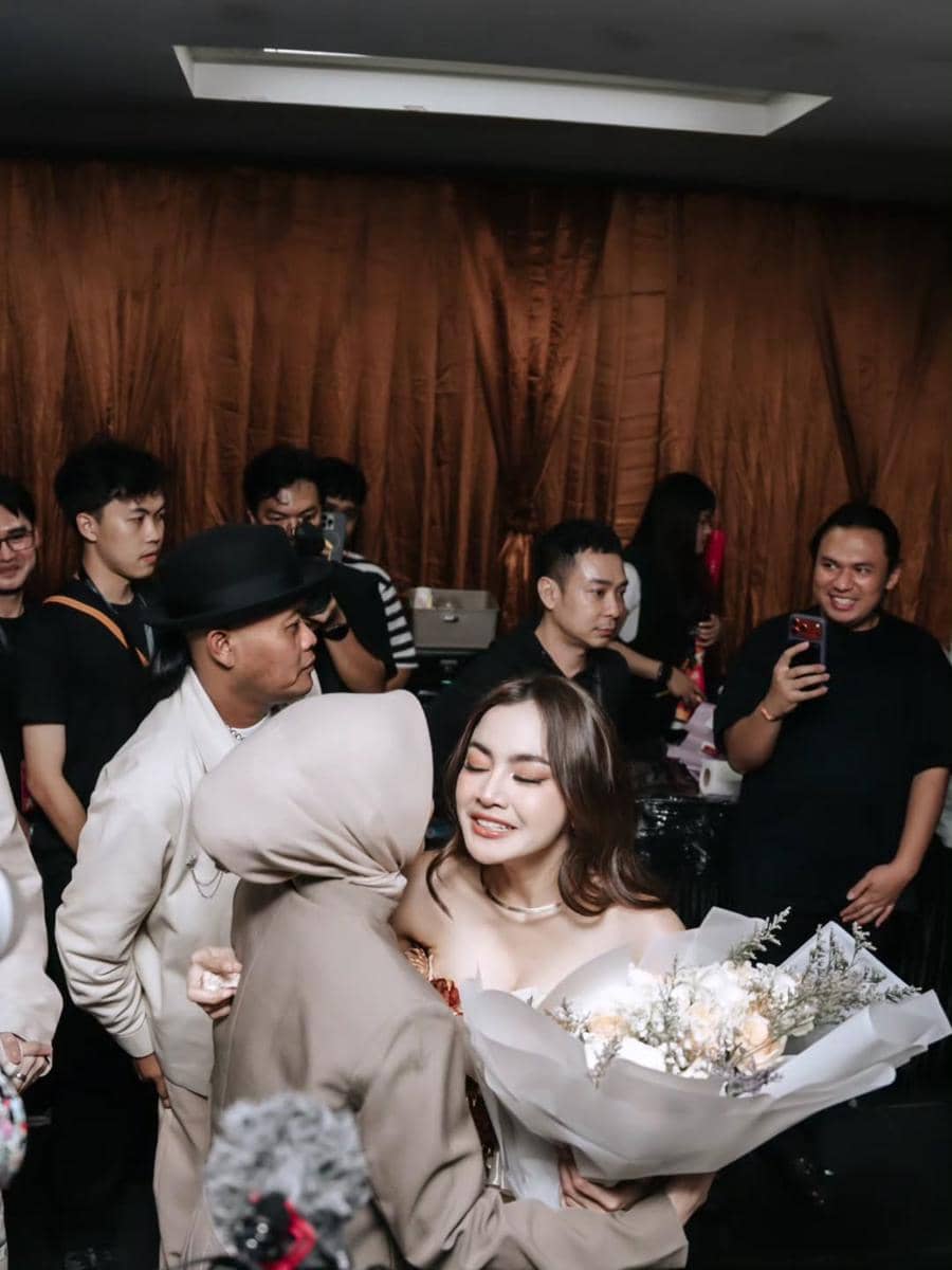 Penampilan Putri Delina di konser Mahalini