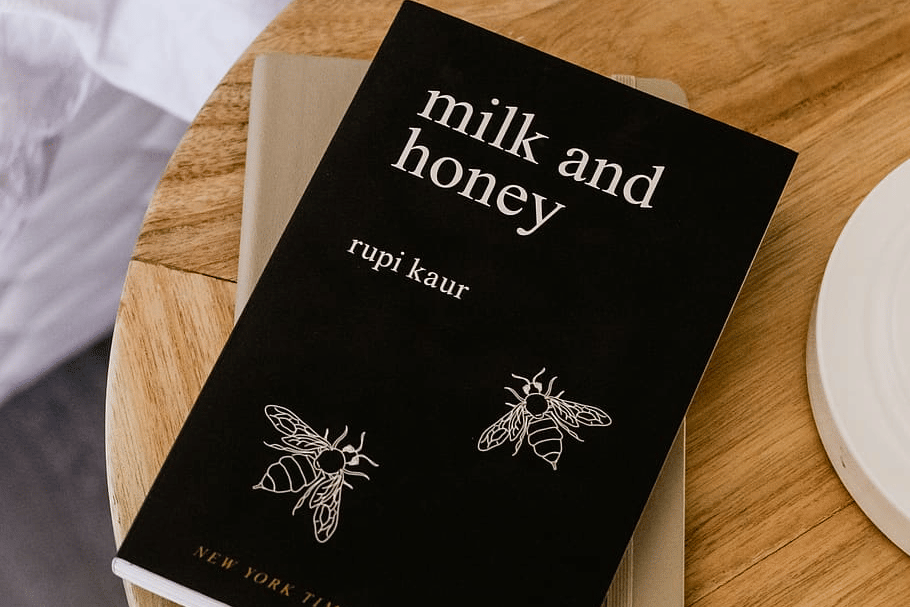 Buku Milk and Honey karya Rupi Kaur.