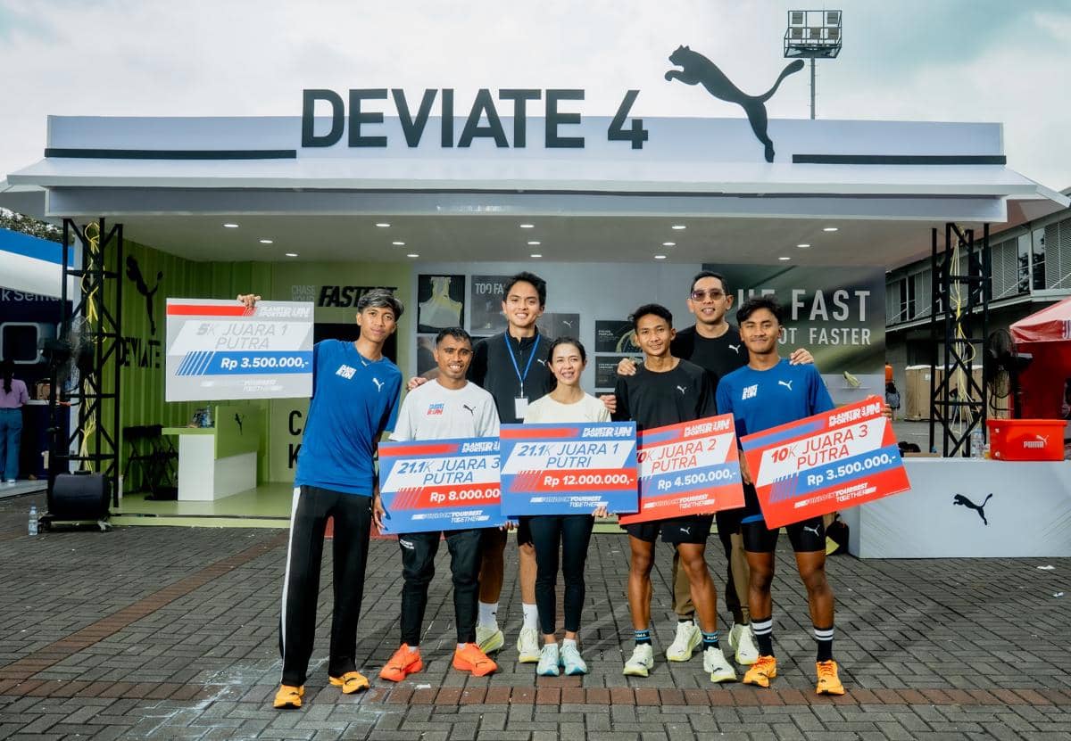 Teamhead Marketing PUMA Indonesia, Rachmat B. Trilaksono (kedua kanan) dan Brand Marketing PUMA Indonesia, Rafi Aldi (ketiga kiri) bersama dengan sederet atlet PUMA Indonesia yang berhasil mencatatkan prestasi di podium, Sardyanus Sanam (kedua kiri), Irma Handayani (tengah), Yad Hapizudin (ketiga kanan), Rashif Amila Yaqin (kanan), serta Marselino Varelian Falo (kiri).