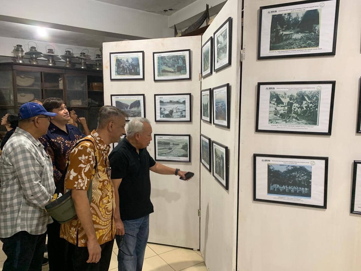 Pameran 1 abad Tapanuli dalam pandangan pelukis dan fotografer Jerman di Cafe Tangga (IDN Times/Doni Hermawan)