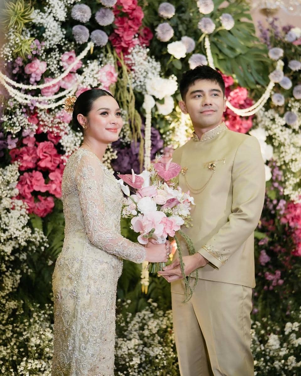 gaya lamaran Claudia Andhara 