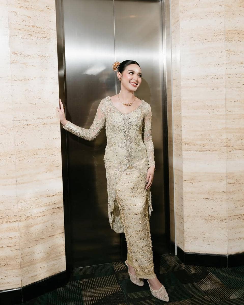 gaya lamaran Claudia Andhara 