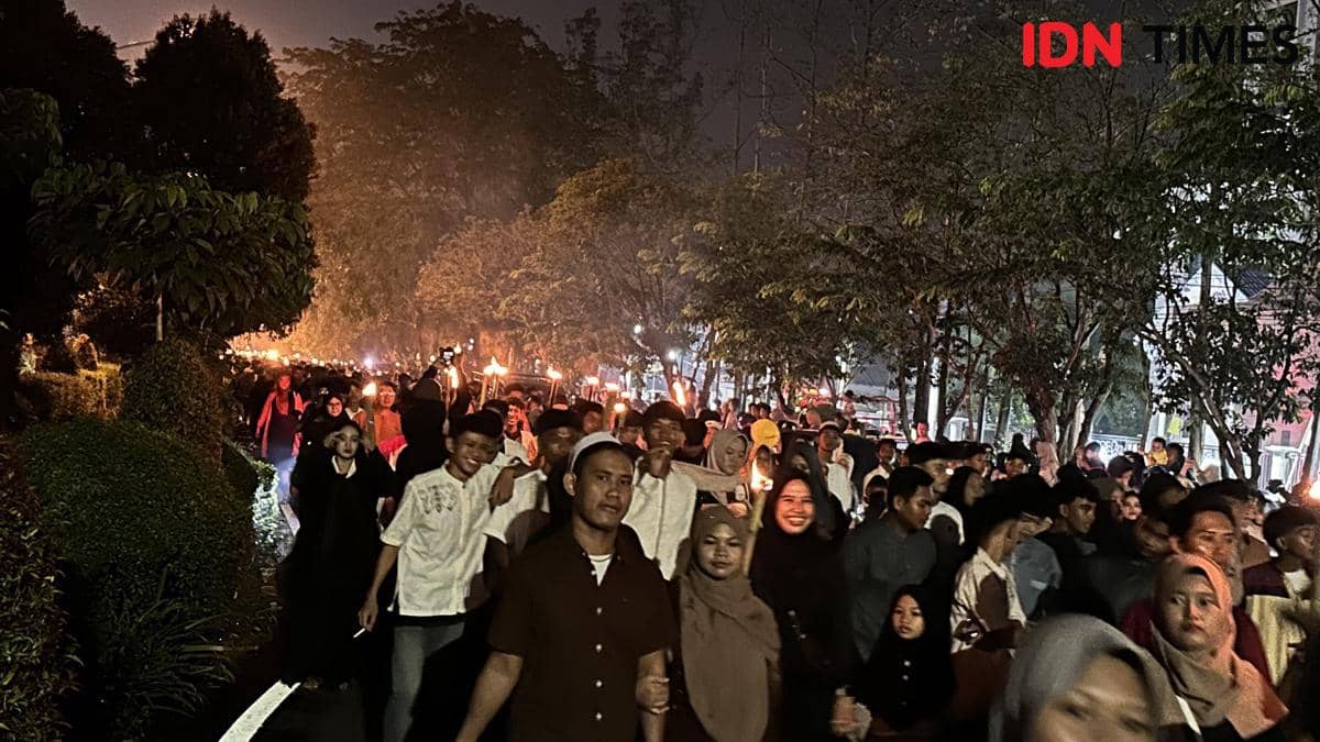 Ribuan warga Pontianak ikut pawai obor.