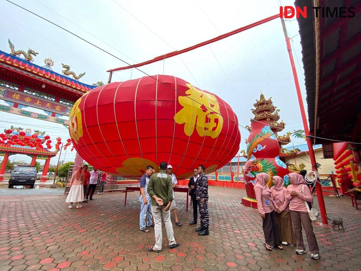 Vihara di Kubu Raya buat 2 lampion raksasa.