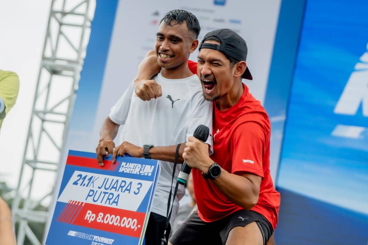 Atlet PUMA Indonesia Sardyanus Sanam berhasil meraih podium ketiga kategori Half Marathon Pria dengan waktu 01:15:16. Performanya dalam Planet Sports Run 2026 didukung dengan sepatu PUMA Deviate NitroTM 3