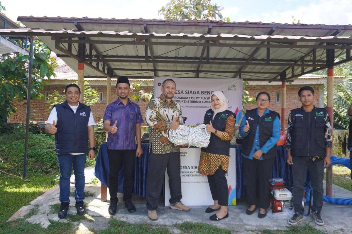 PLN UID Sumut menyerahkan bantuan alat tanggap darurat di Bahorok (dok.BMM Sumut)