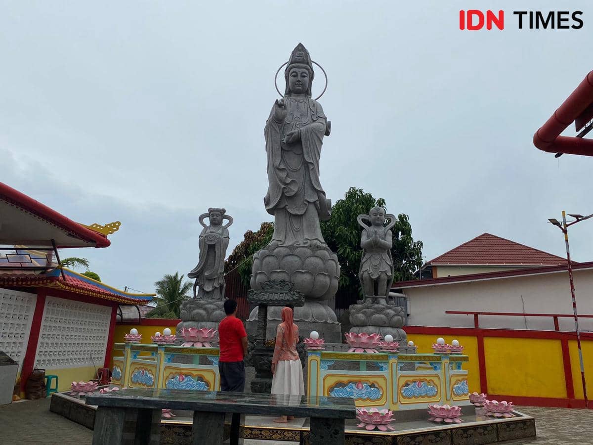 Pekerja di Vihara Kubu Raya beragama muslim.