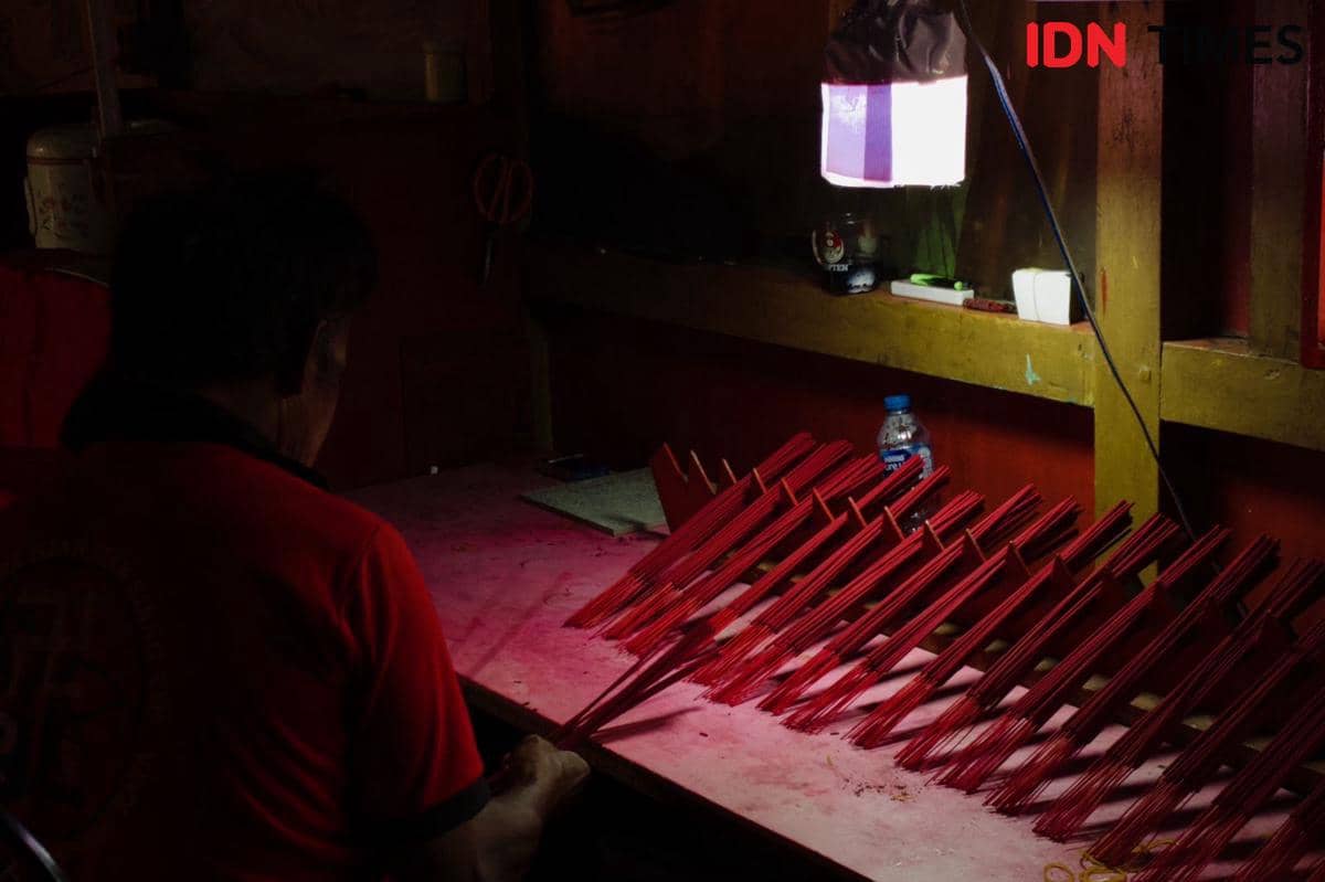 Pak Udin tampak sedang mempersiapkan Hio.