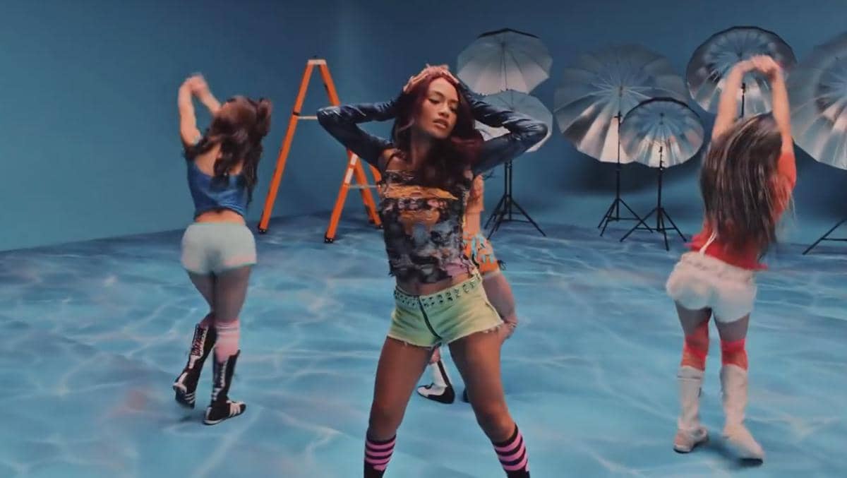 nona rilis teaser single ROLLERBLADE