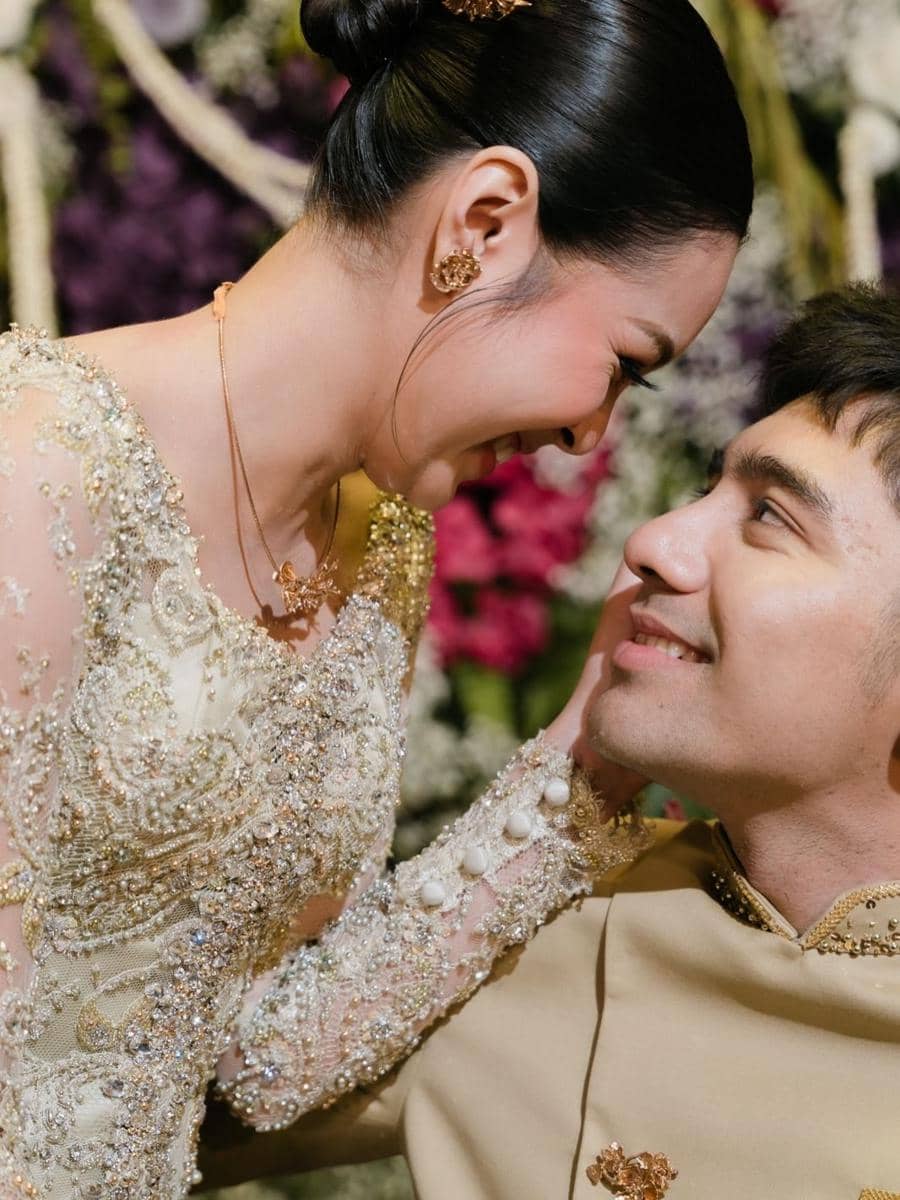 gaya lamaran Claudia Andhara 