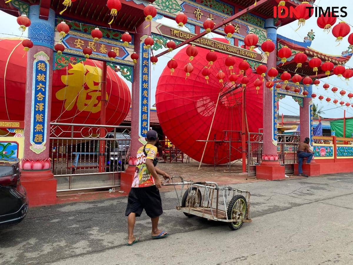 Penampakan dua lampion raksasa meriahkan Imlek.