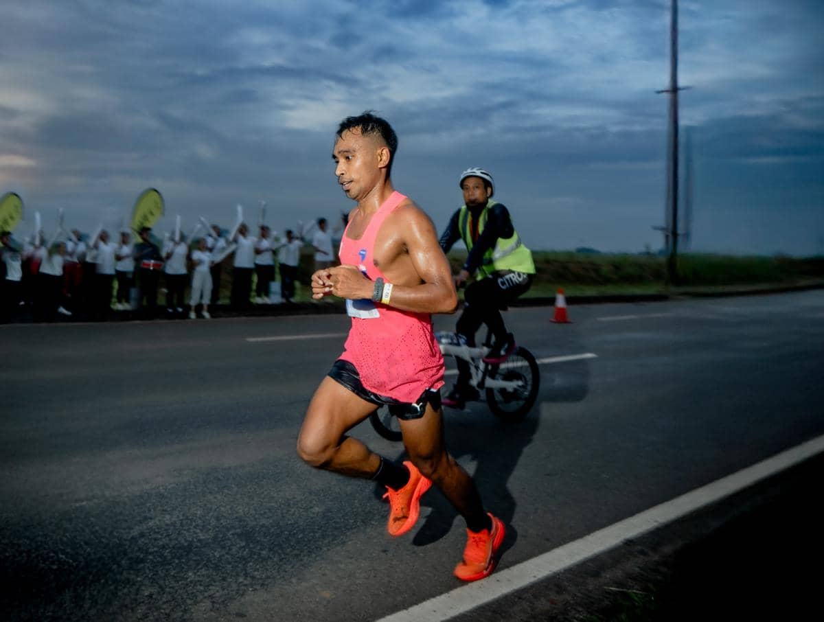 Atlet PUMA Indonesia Sardyanus Sanam berhasil meraih podium ketiga kategori Half Marathon Pria dengan waktu 01:15:16. Performanya dalam Planet Sports Run 2026 didukung dengan sepatu PUMA Deviate NitroTM 3