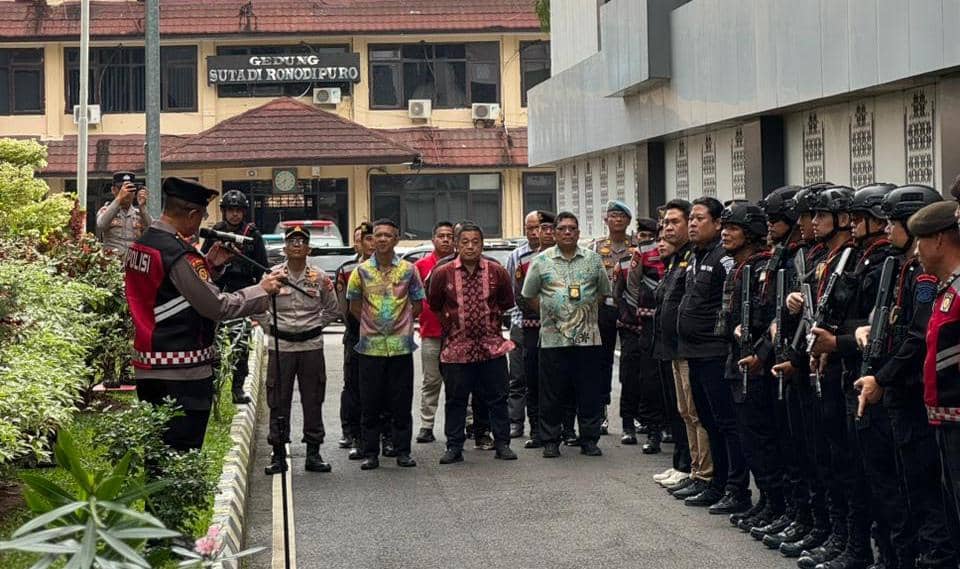 Penyitaan ratusan botol miras yang dilakukan Ditsamapta Polda Sumsel (Dok: Polda Sumsel)