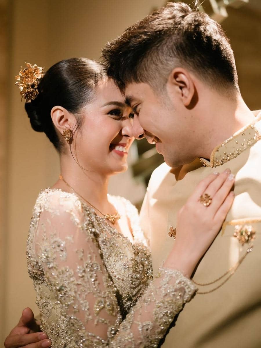 gaya lamaran Claudia Andhara 