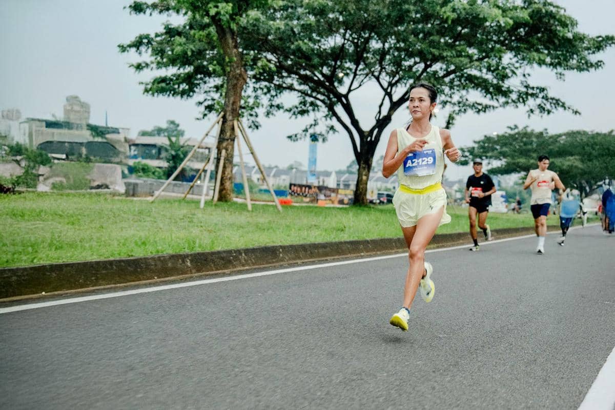 Atlet PUMA Indonesia Irma Handayani menggunakan PUMA Fast-R NITROTM Elite 3 berhasil meraih podium pertama kategori Half Marathon Wanita dengan catatan waktu 01:26:05 pada Planet Sports Run 2026