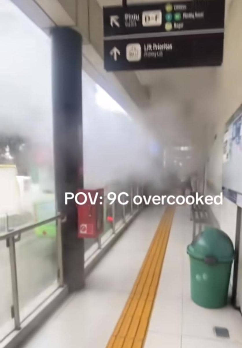 Viral, Bus Transjakarta Ngebul Keluar Asap di Halte di Koridor 9