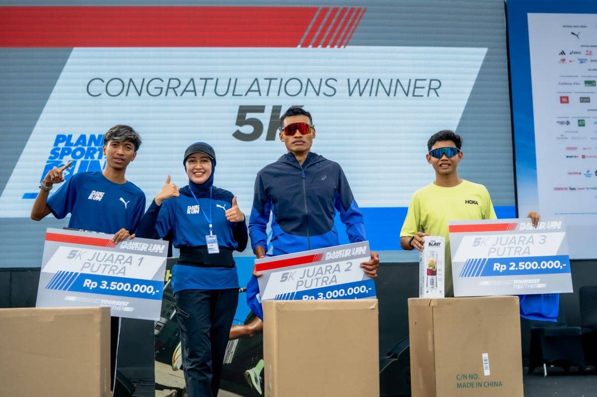 Atlet PUMA Indonesia Marselino Varelian Falo (kiri) menggunakan PUMA Fast-R NITROTM Elite 3 berhasil meraih podium pertama kategori 5K Pria dengan catatan waktu 16:07 pada Planet Sports Run 2026.