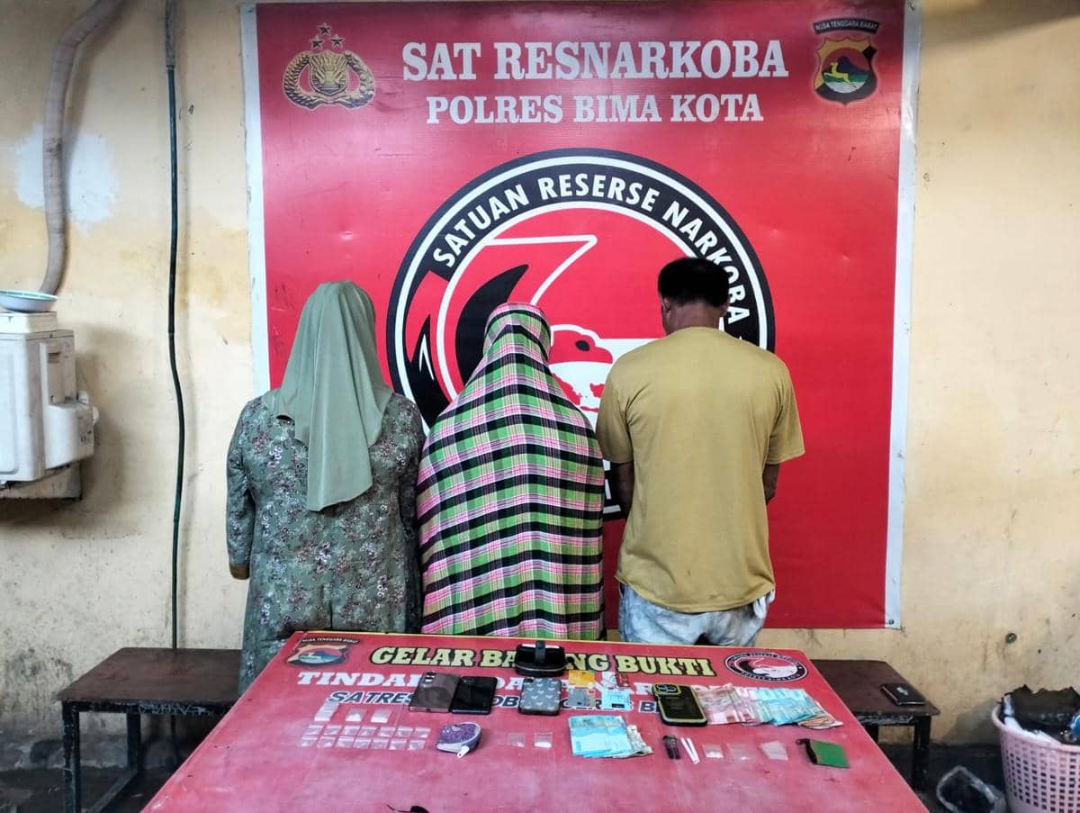 Tersangka kasus peredaran narkoba yang ditangkap Satresnarkoba Polres Bima Kota.