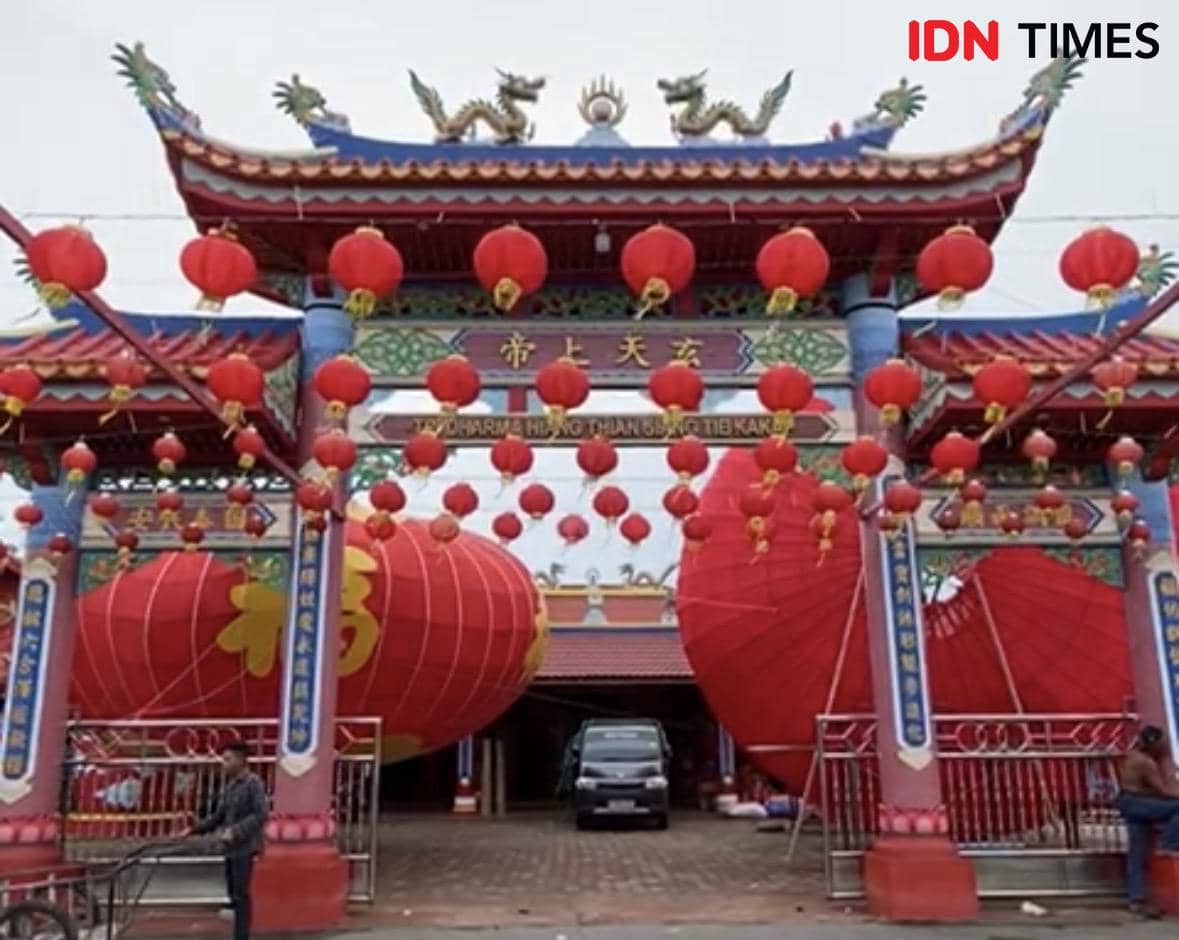 Vihara di Kubu Raya buat 2 lampion raksasa.