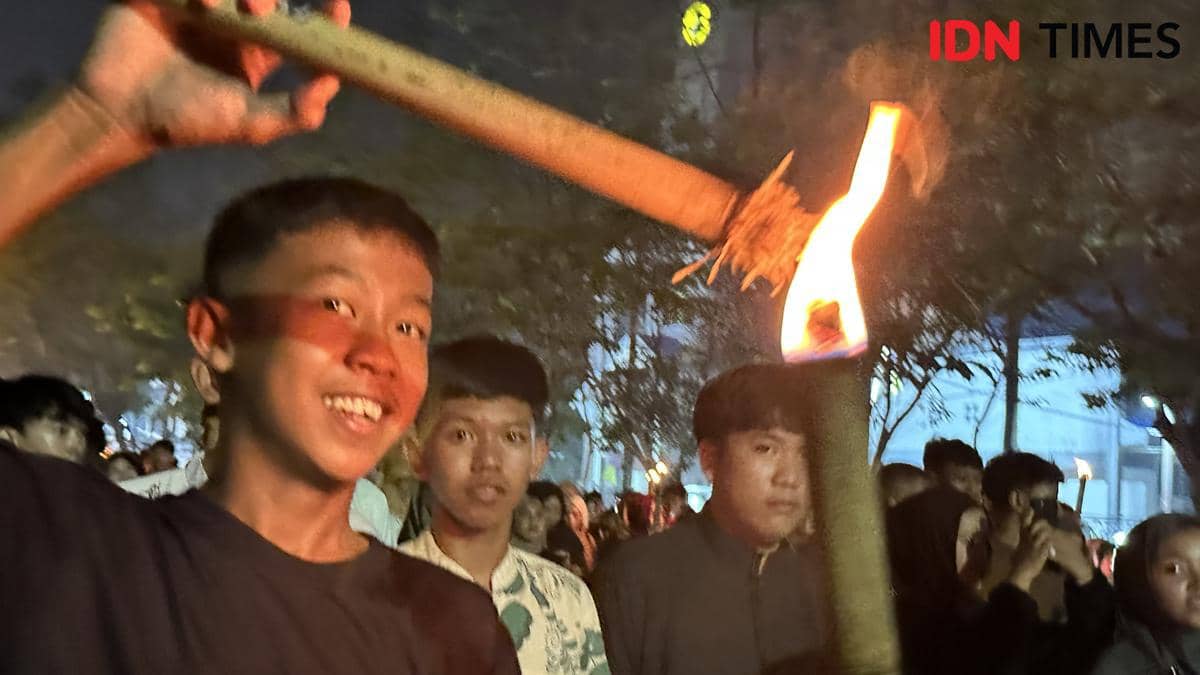 Warga Pontianak meriahkan pawai obor.