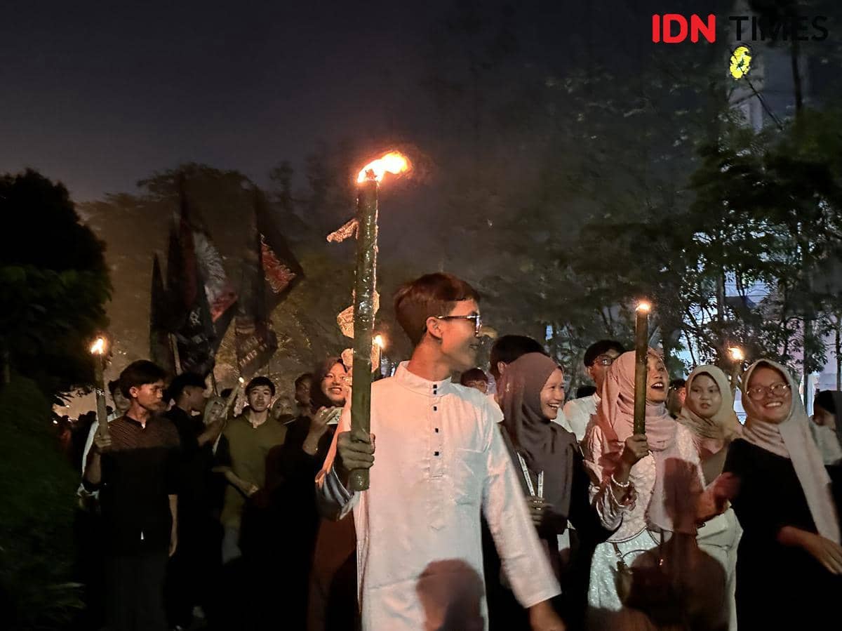 Warga antusias ikuti pawai obor.