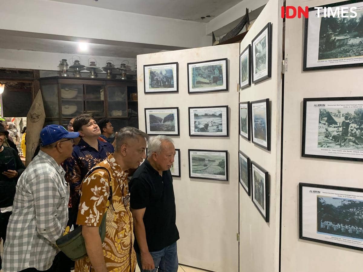 Pameran 1 abad Tapanuli dalam pandangan pelukis dan fotografer Jerman di Cafe Tangga (IDN Times/Doni Hermawan)