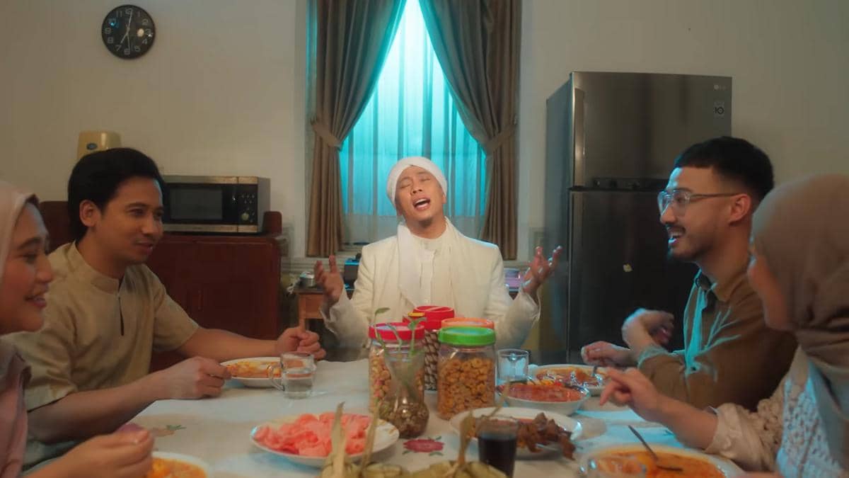 Opick dalam video klip Syukur Alhamdulillah