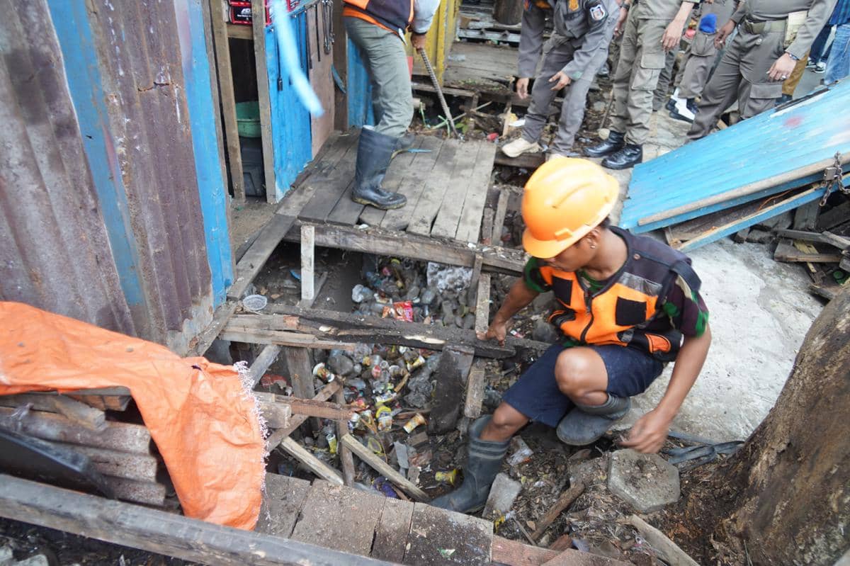 Penertiban lapak PKL yang berdiri di atas trotoar dan menutup drainase di Jalan Daeng Tata Raya, dan Jalan Sultan Alauddin, Makassar, Senin (16/2/2026). (Dok. Pemkot Makassar) 
