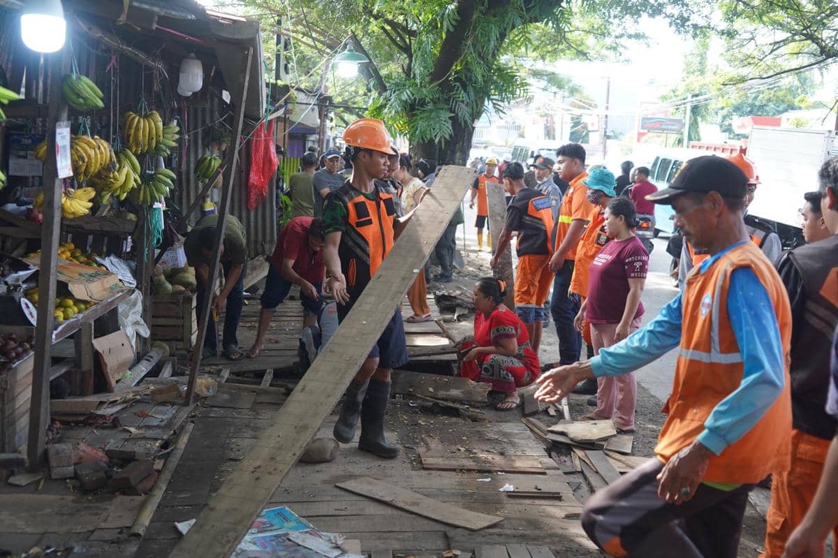 Penertiban lapak PKL yang berdiri di atas trotoar dan menutup drainase di Jalan Daeng Tata Raya, dan Jalan Sultan Alauddin, Makassar, Senin (16/2/2026). (Dok. Pemkot Makassar) 