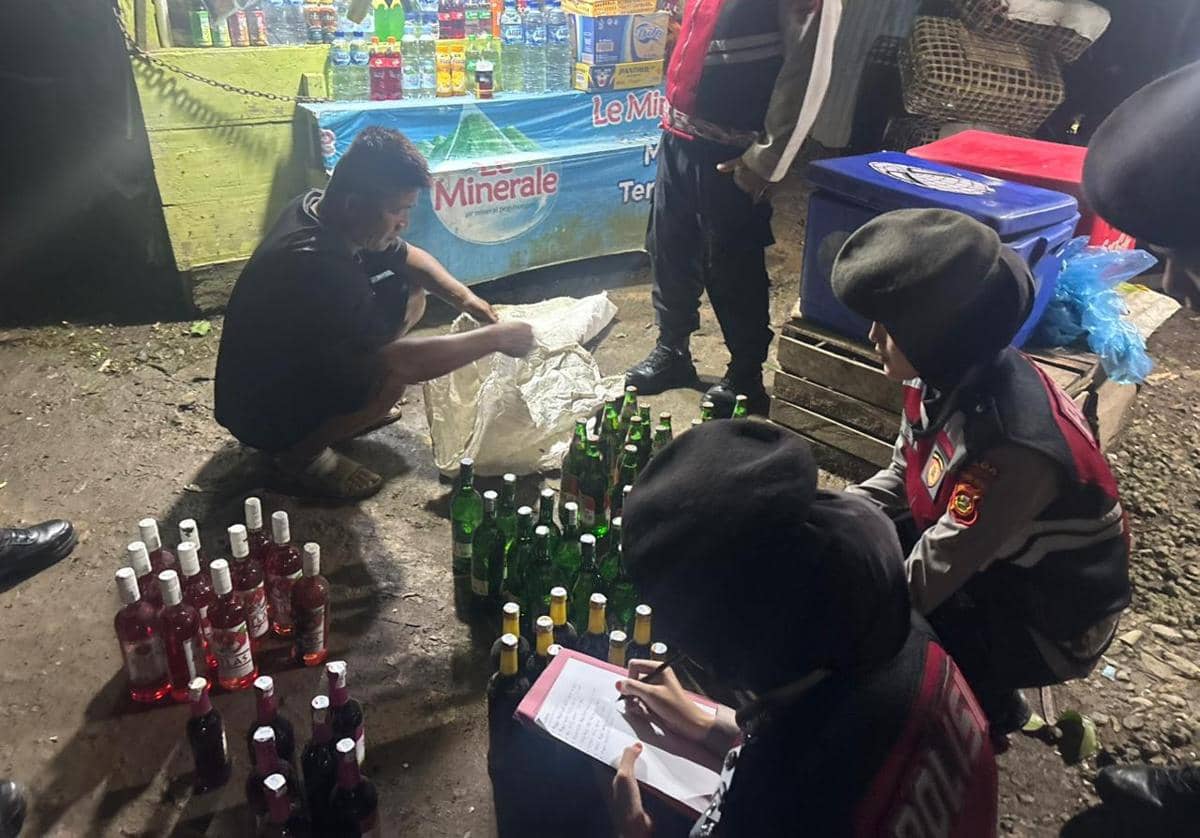 Penyitaan ratusan botol miras yang dilakukan Ditsamapta Polda Sumsel (Dok: Polda Sumsel)