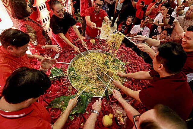 ilustrasi Yusheng saat perayaan Imlek 