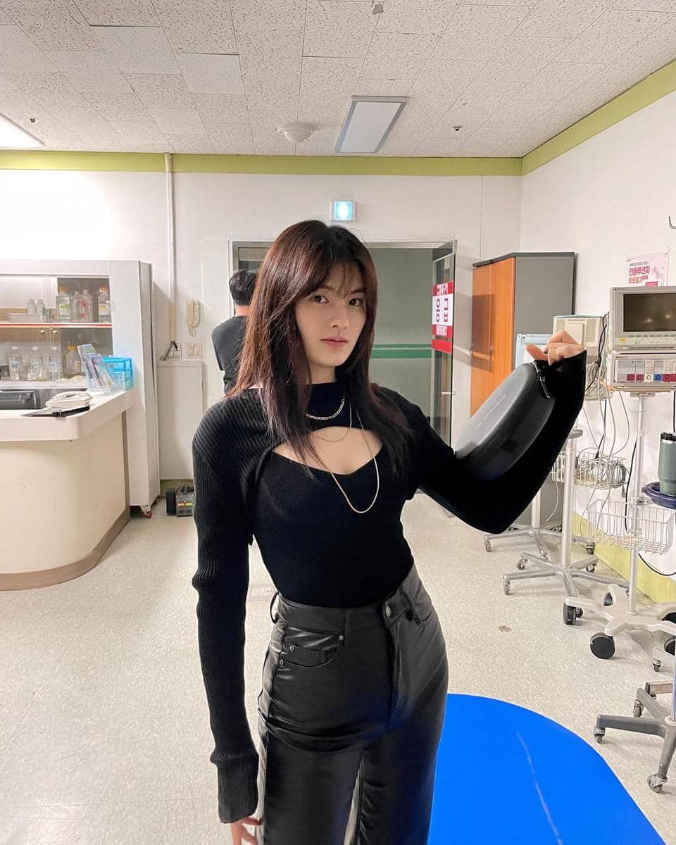 Gaya edgy ala Kim Yong Ji 