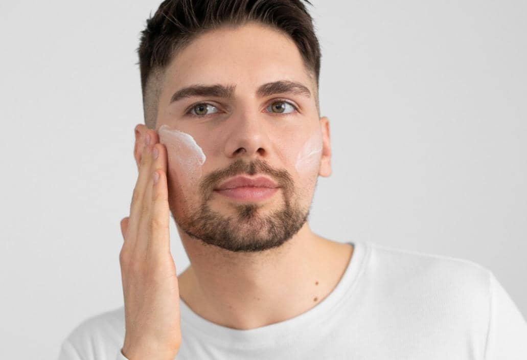 ilustrasi pria pakai sunscreen