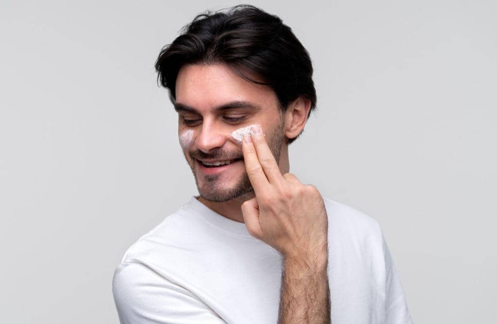 ilustrasi pria pakai sunscreen