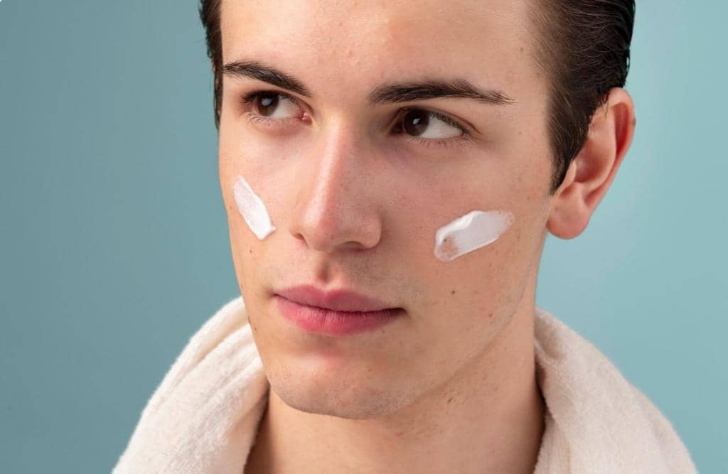 ilustrasi pria pakai sunscreen