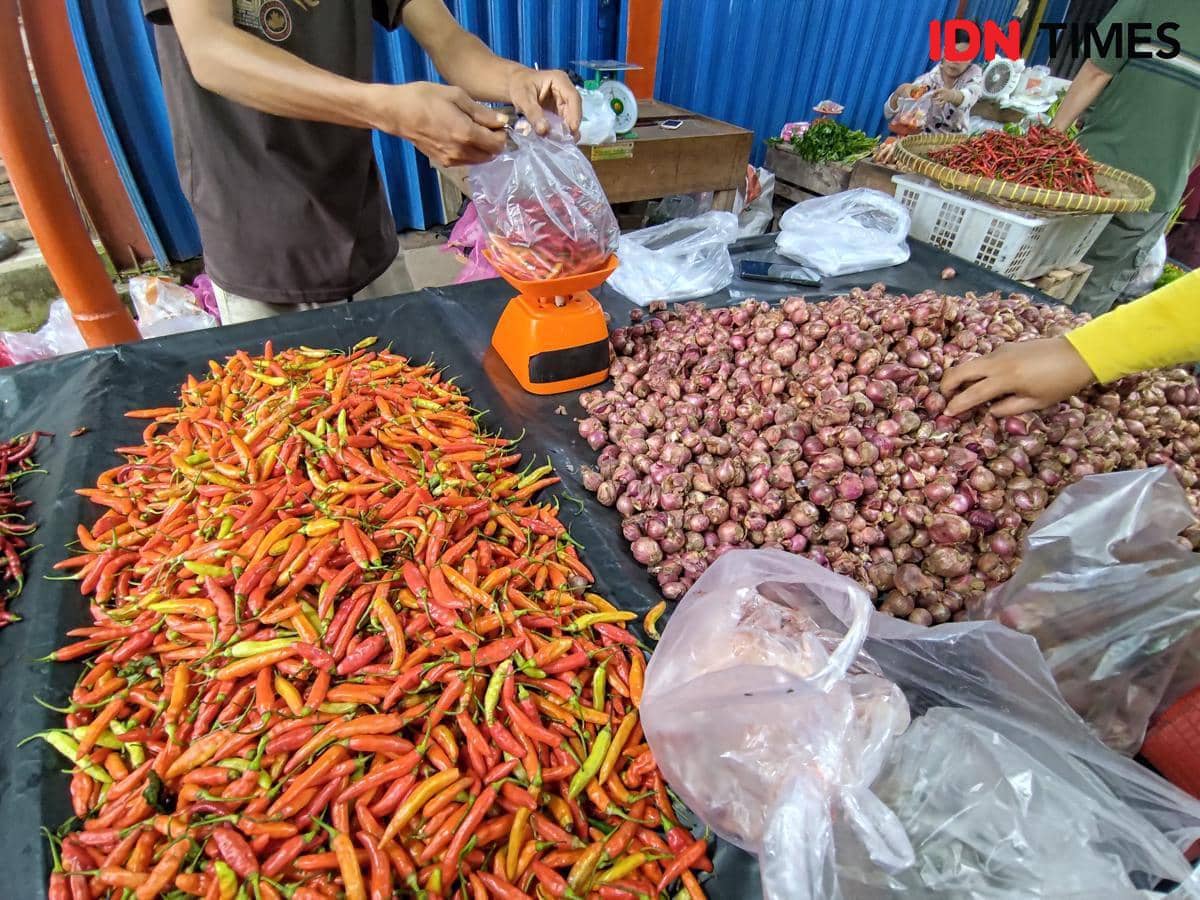 Pedagang cabai dan bawang di Pasar Randik Sekayu saat melayani pembeli. (IDN Times/Yuliani)