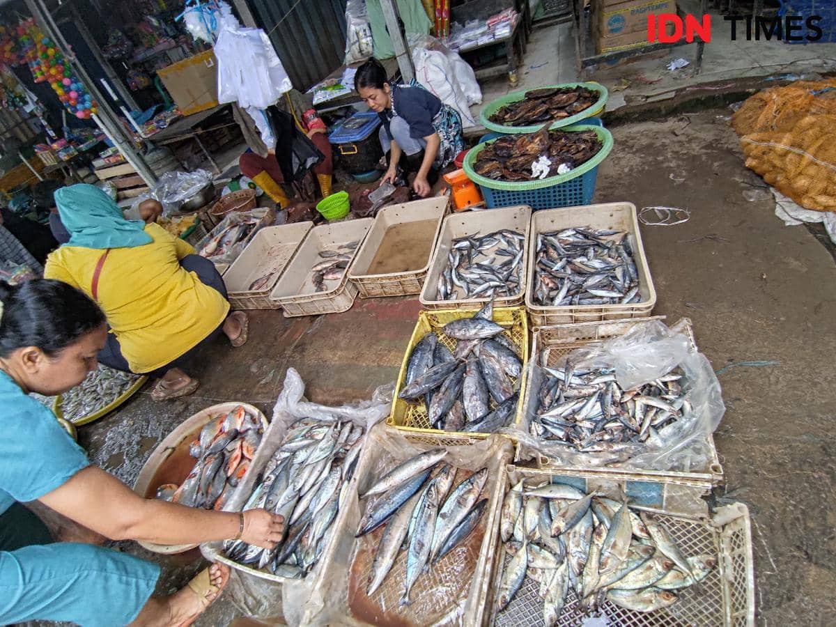 Pedagang ikan di Pasar Randik Sekayu saat melayani pembeli. (IDN Times/Yuliani)