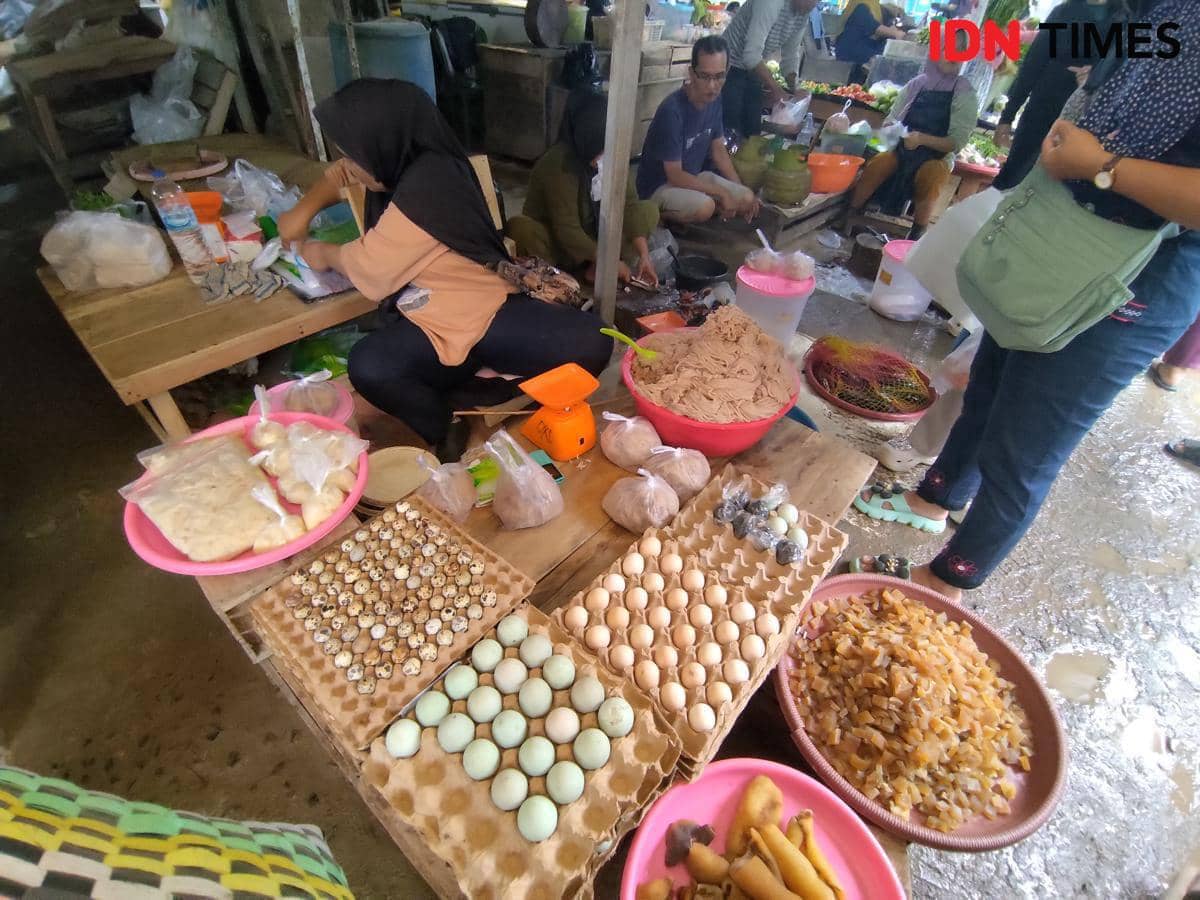 Pedagang ikan dan telur di Pasar Randik Sekayu saat melayani pembeli. (IDN Times/Yuliani)