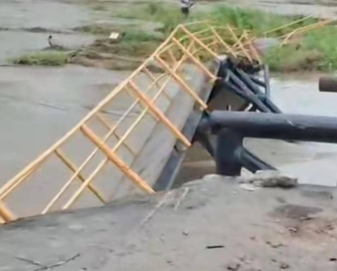 Kondisi jembatan Lubuk Rukam Ogan Ilir yang ambruk. (Dok. IDN Times)