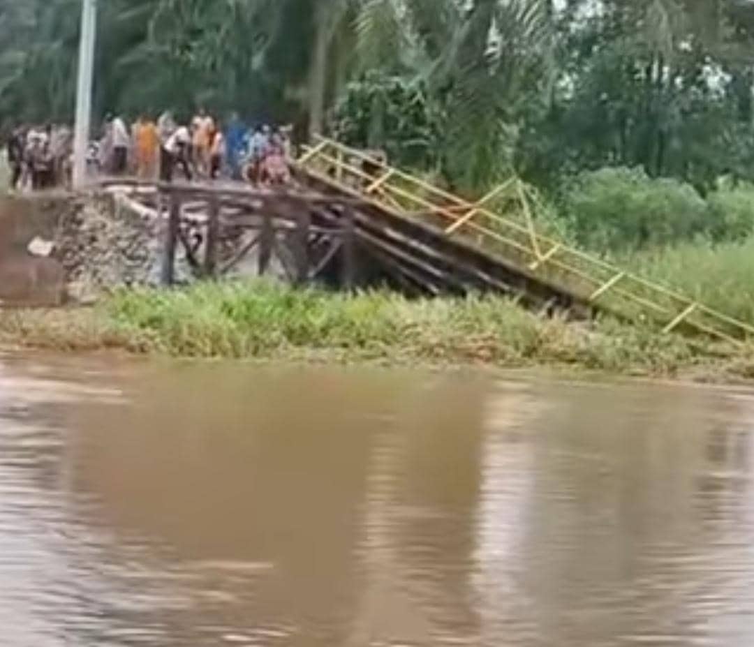Kondisi jembatan Lubuk Rukam Ogan Ilir yang ambruk. (Dok. IDN Times)