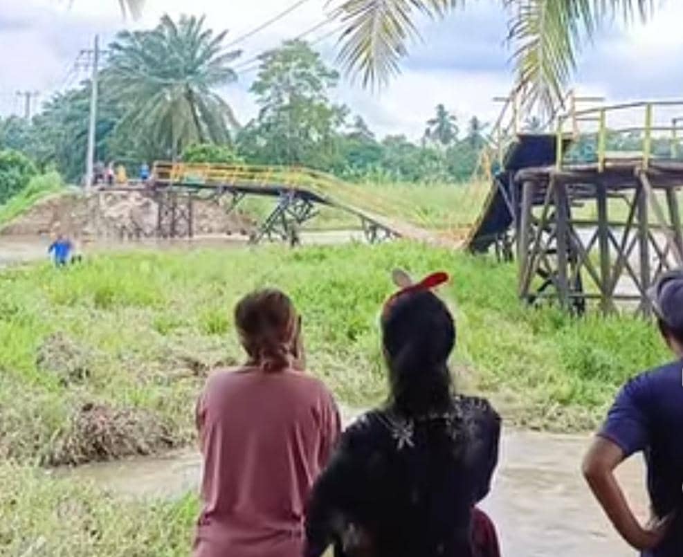 Kondisi jembatan Lubuk Rukam Ogan Ilir yang ambruk. (Dok. IDN Times)