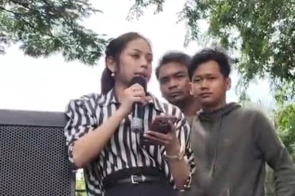 Selebgram Nira saat aksi di depan Polda Sulsel (Dok.Warga).
