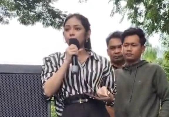 Selebgram Nira saat aksi di depan Polda Sulsel (Dok. Warga).