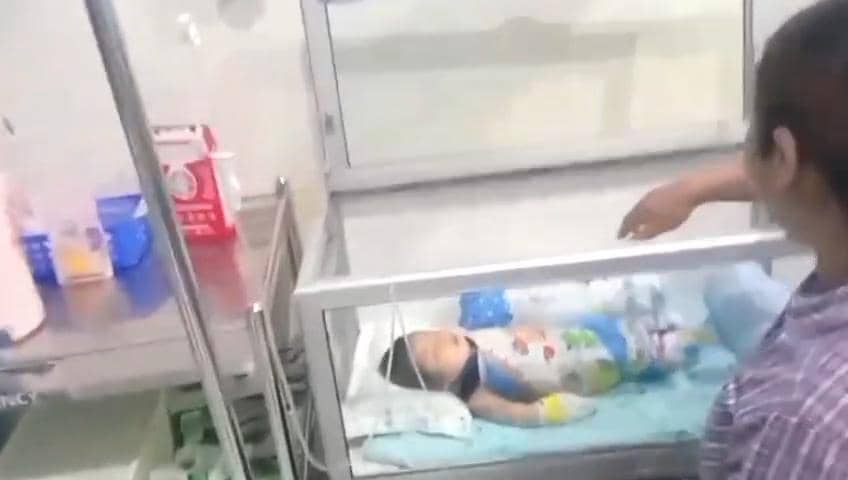 Bayi perempuan berusia 7 hari di Desa Mangunrejo, Kecamatan Kawedanan, Magetan diduga disulut korek ayahnya. IDN Times/Riyanto.