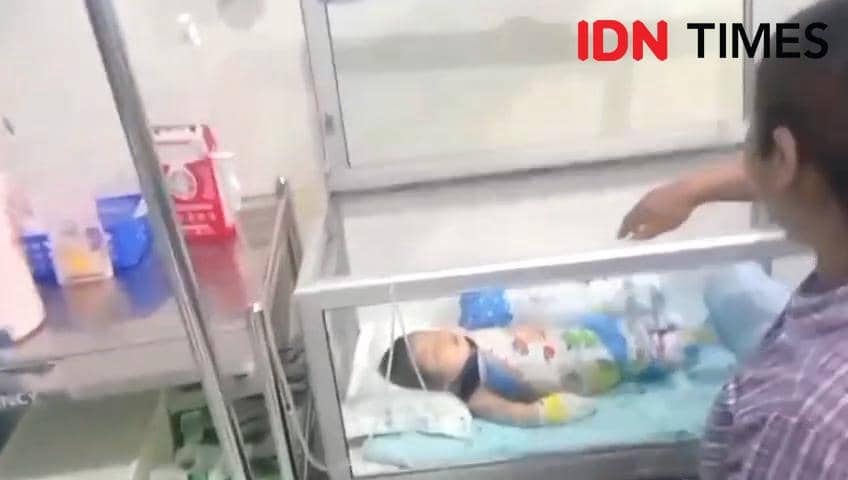 Bayi perempuan berusia 7 hari di Desa Mangunrejo, Kecamatan Kawedanan, Magetan diduga disulut korek ayahnya. IDN Times/Riyanto.